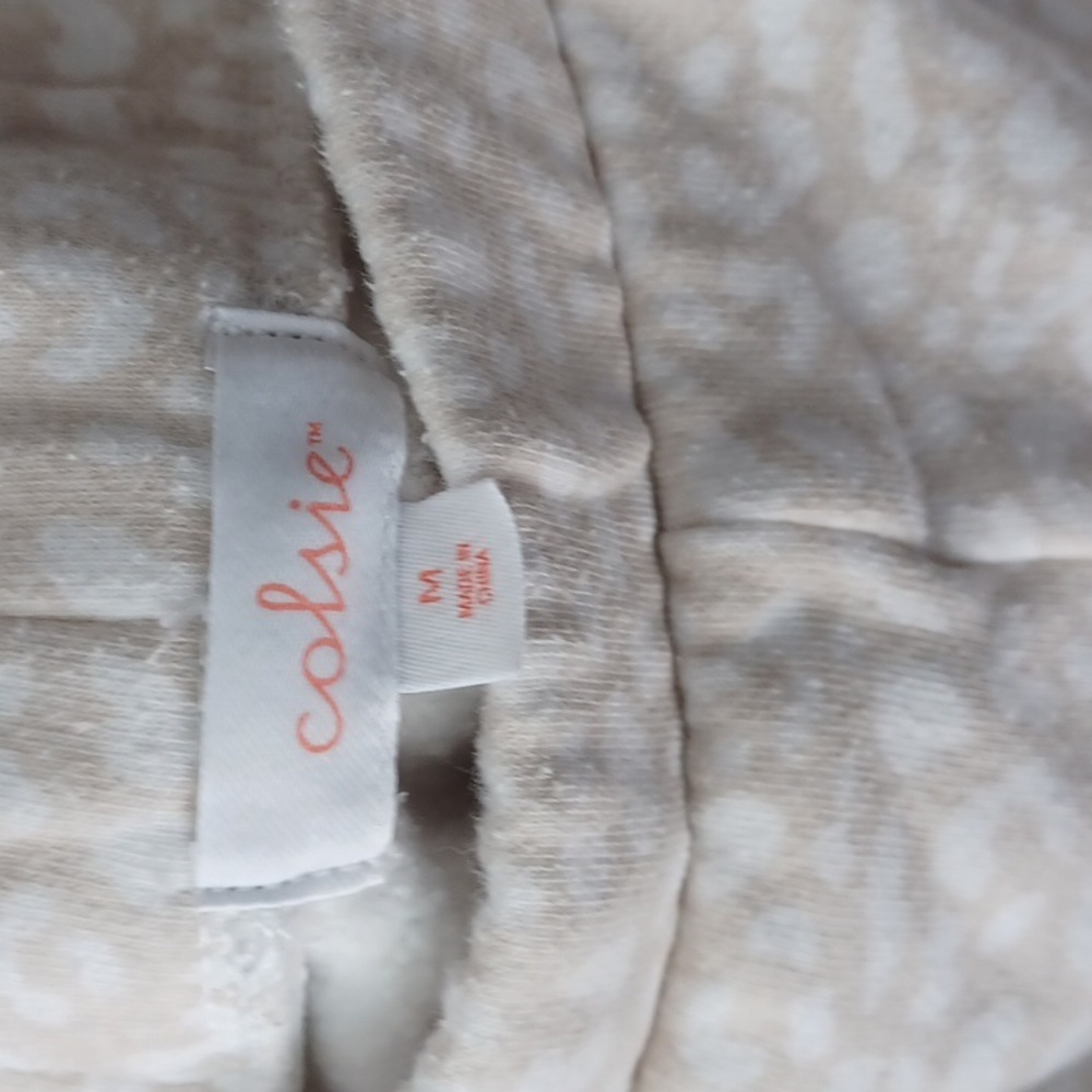 Colsie Cream Leopard Patterned Sweatshirt And Matching Short - Picture 3 of 4